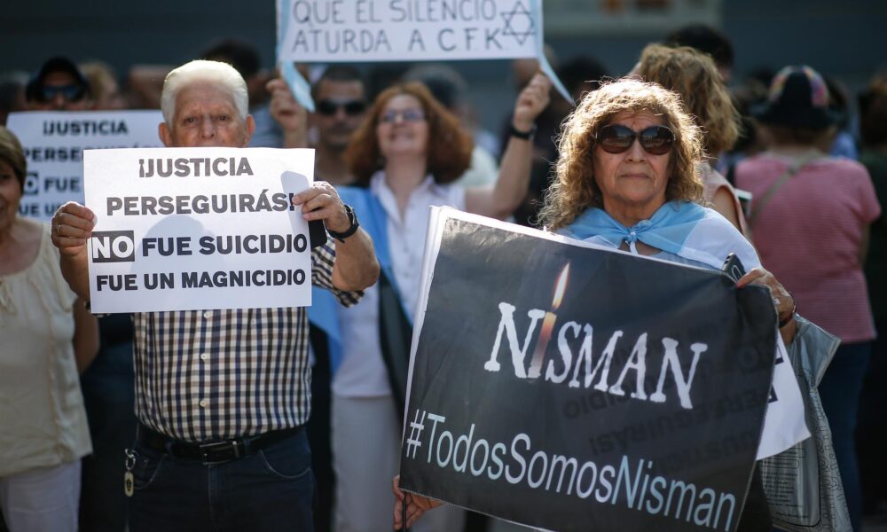 Fotografía de archivo del 18 de enero del 2020 de personas en una manifestación por la muerte del Fiscal Argentino Alberto Nisman, en Buenos Aires (Argentina). EFE/ Juan Ignacio Roncoroni