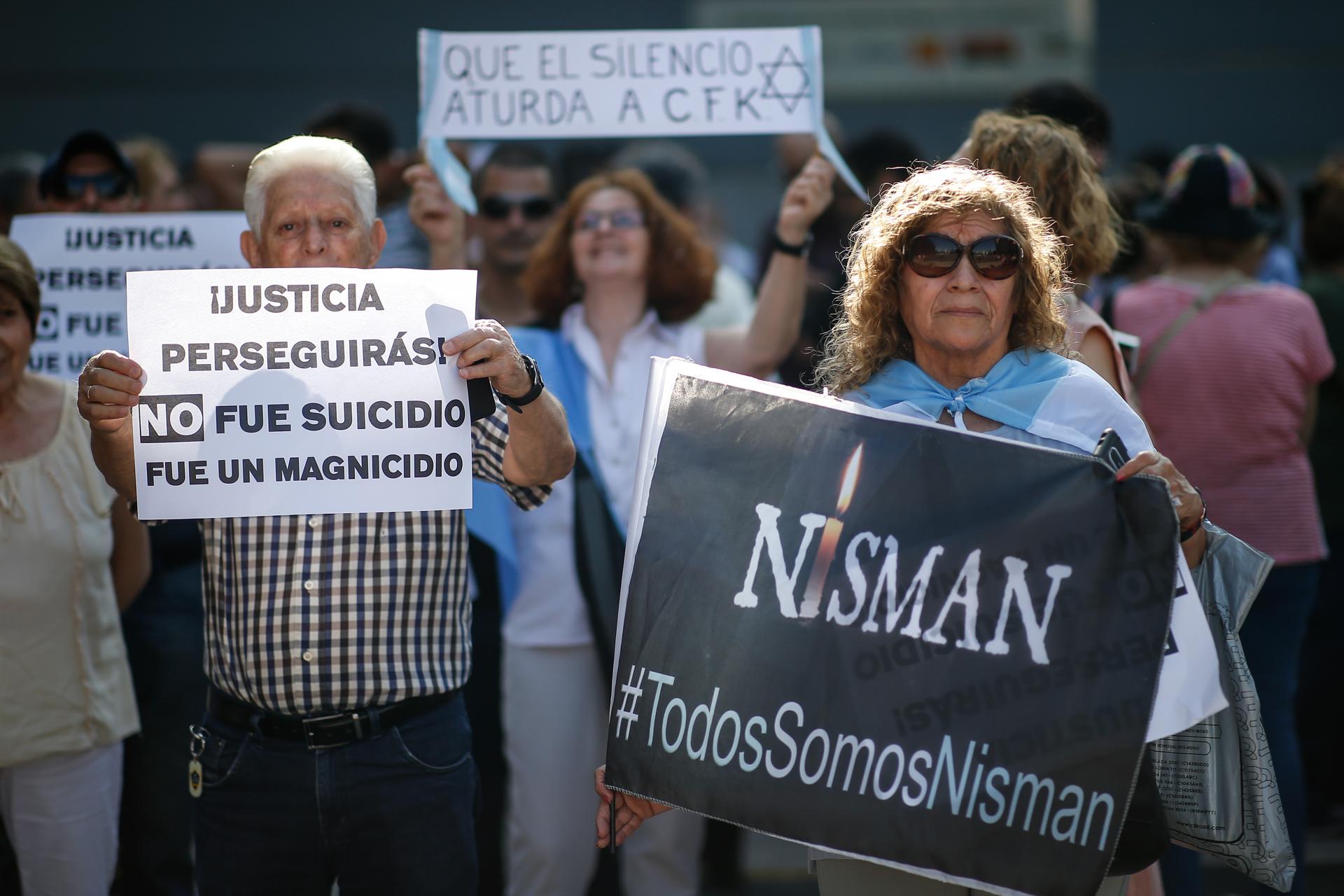 Fotografía de archivo del 18 de enero del 2020 de personas en una manifestación por la muerte del Fiscal Argentino Alberto Nisman, en Buenos Aires (Argentina). EFE/ Juan Ignacio Roncoroni