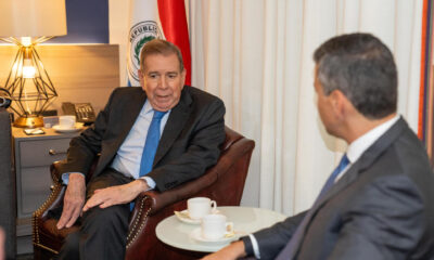 Fotografía cedida por la Presidencia de Paraguay del mandatario paraguayo, Santiago Peña (d), junto al líder opositor Edmundo González Urrutia, durante una reunión este domingo, en Washington (Estados Unidos). EFE/ Presidencia de Paraguay