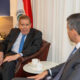 Fotografía cedida por la Presidencia de Paraguay del mandatario paraguayo, Santiago Peña (d), junto al líder opositor Edmundo González Urrutia, durante una reunión este domingo, en Washington (Estados Unidos). EFE/ Presidencia de Paraguay