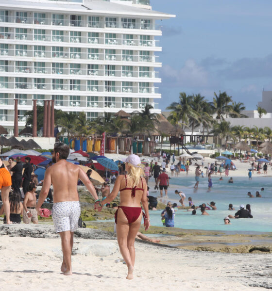 Turistas disfrutan de las playas del balneario de Cancún en Quintana Roo (México). Imagen de archivo. EFE/ Alonso Cupul