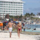 Turistas disfrutan de las playas del balneario de Cancún en Quintana Roo (México). Imagen de archivo. EFE/ Alonso Cupul