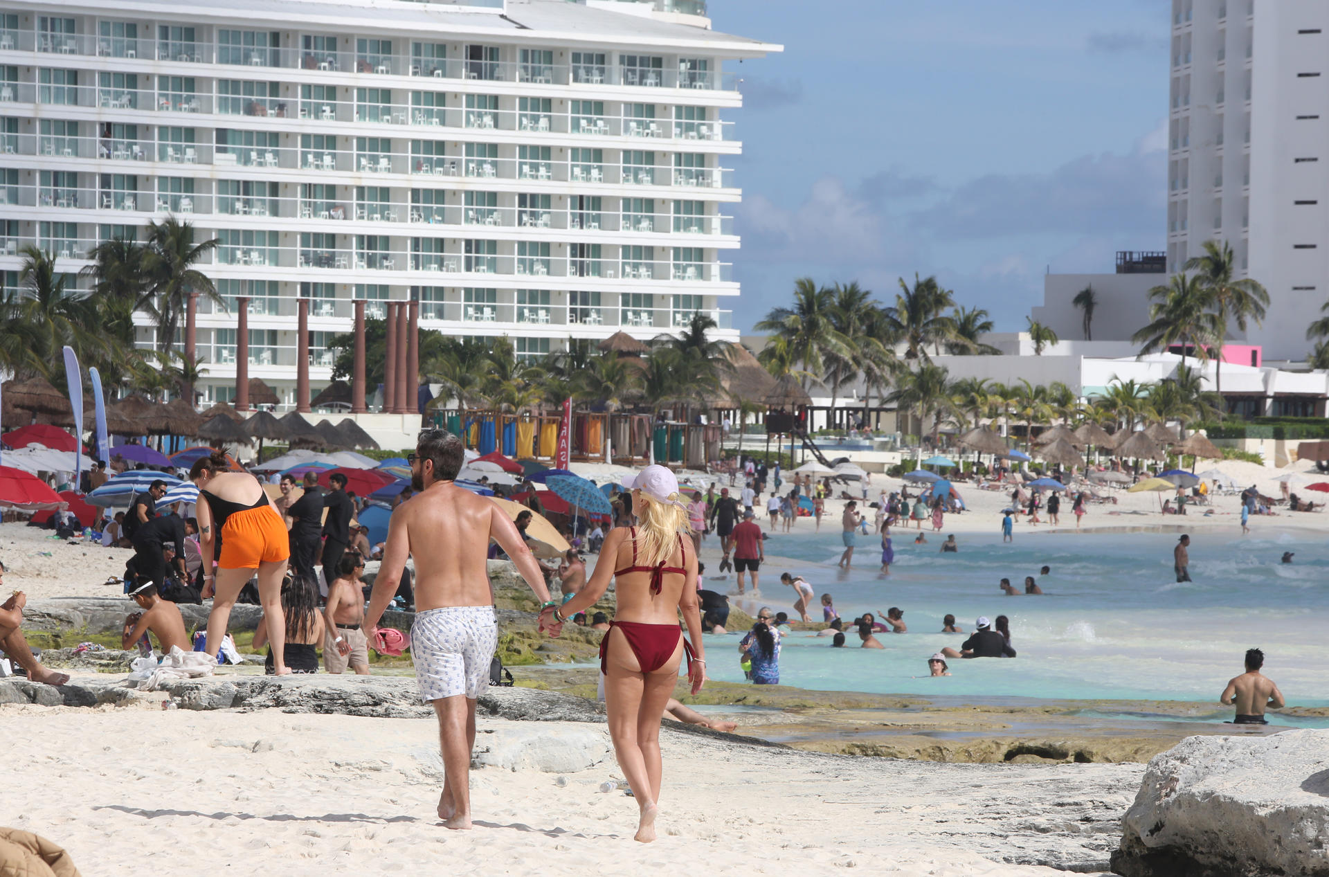 Turistas disfrutan de las playas del balneario de Cancún en Quintana Roo (México). Imagen de archivo. EFE/ Alonso Cupul