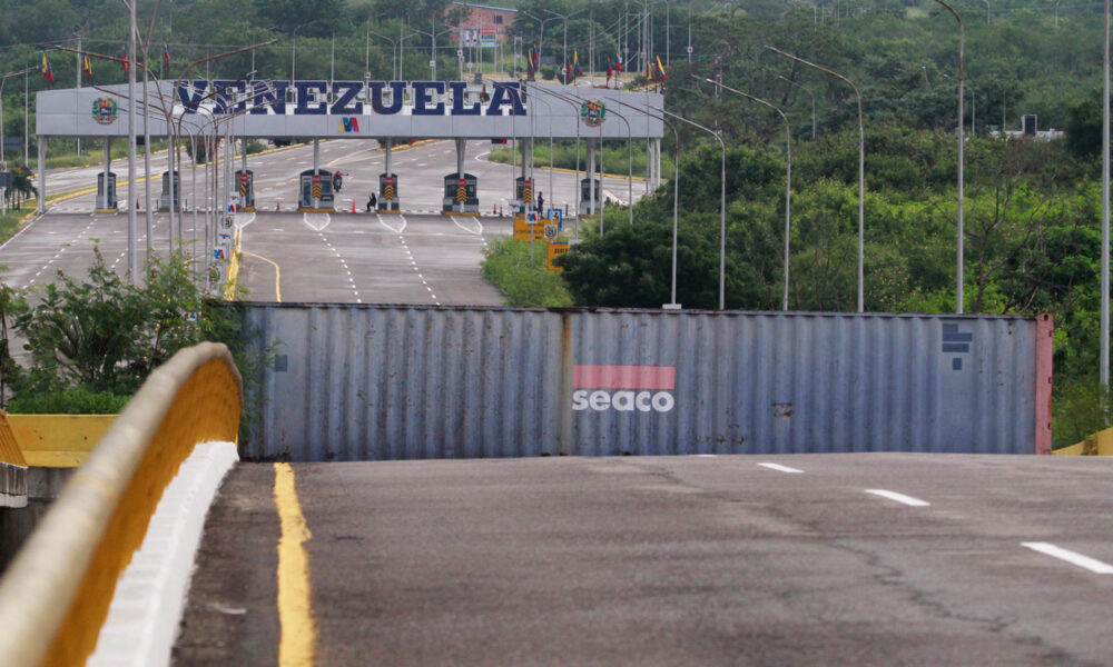 Fotografía de un contenedor este viernes, en el puente Internacional Atanasio Girardot, que une a Cúcuta con el estado de Táchira Venezuela, en Cúcuta (Colombia). EFE/ Mario Caicedo