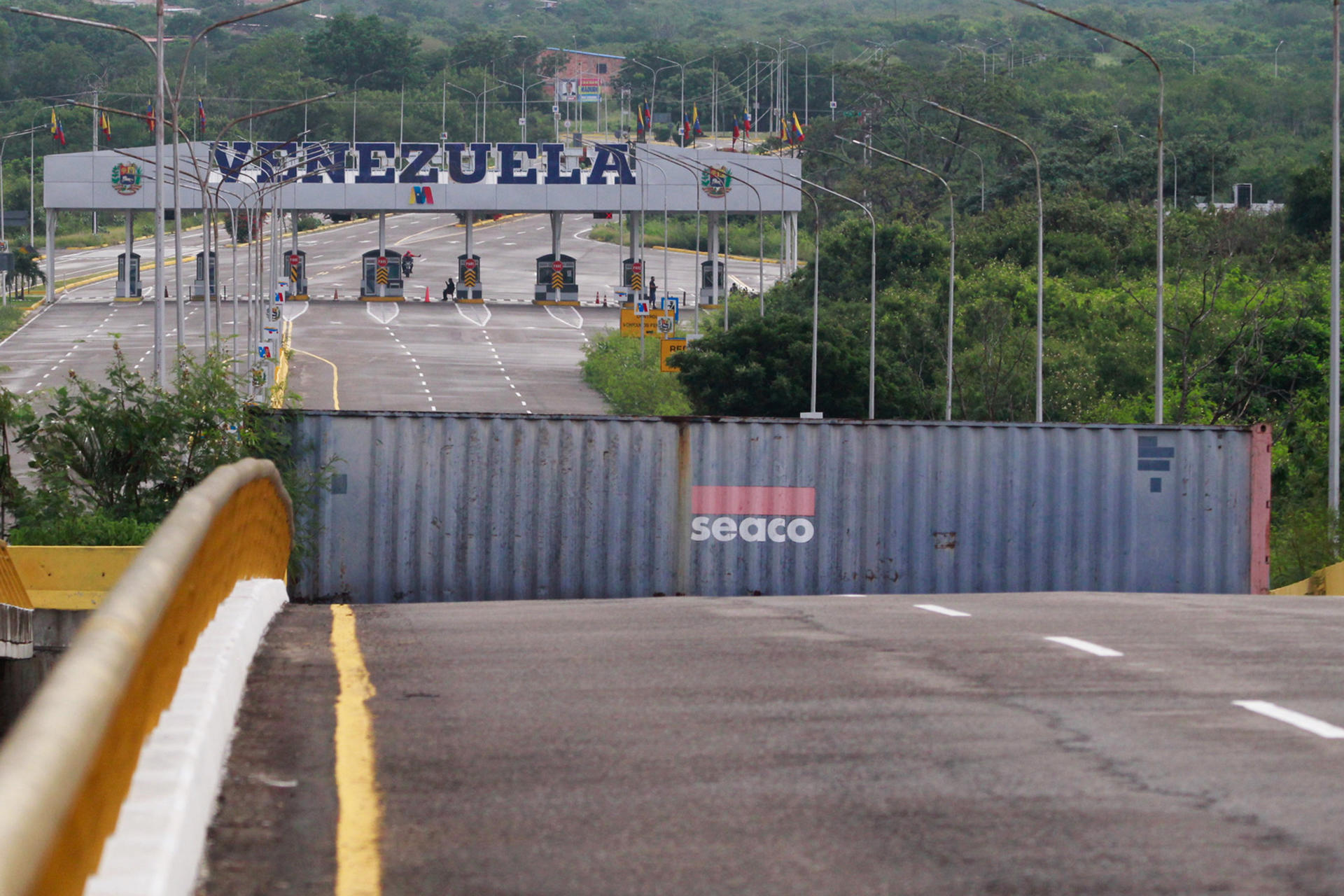 Fotografía de un contenedor este viernes, en el puente Internacional Atanasio Girardot, que une a Cúcuta con el estado de Táchira Venezuela, en Cúcuta (Colombia). EFE/ Mario Caicedo