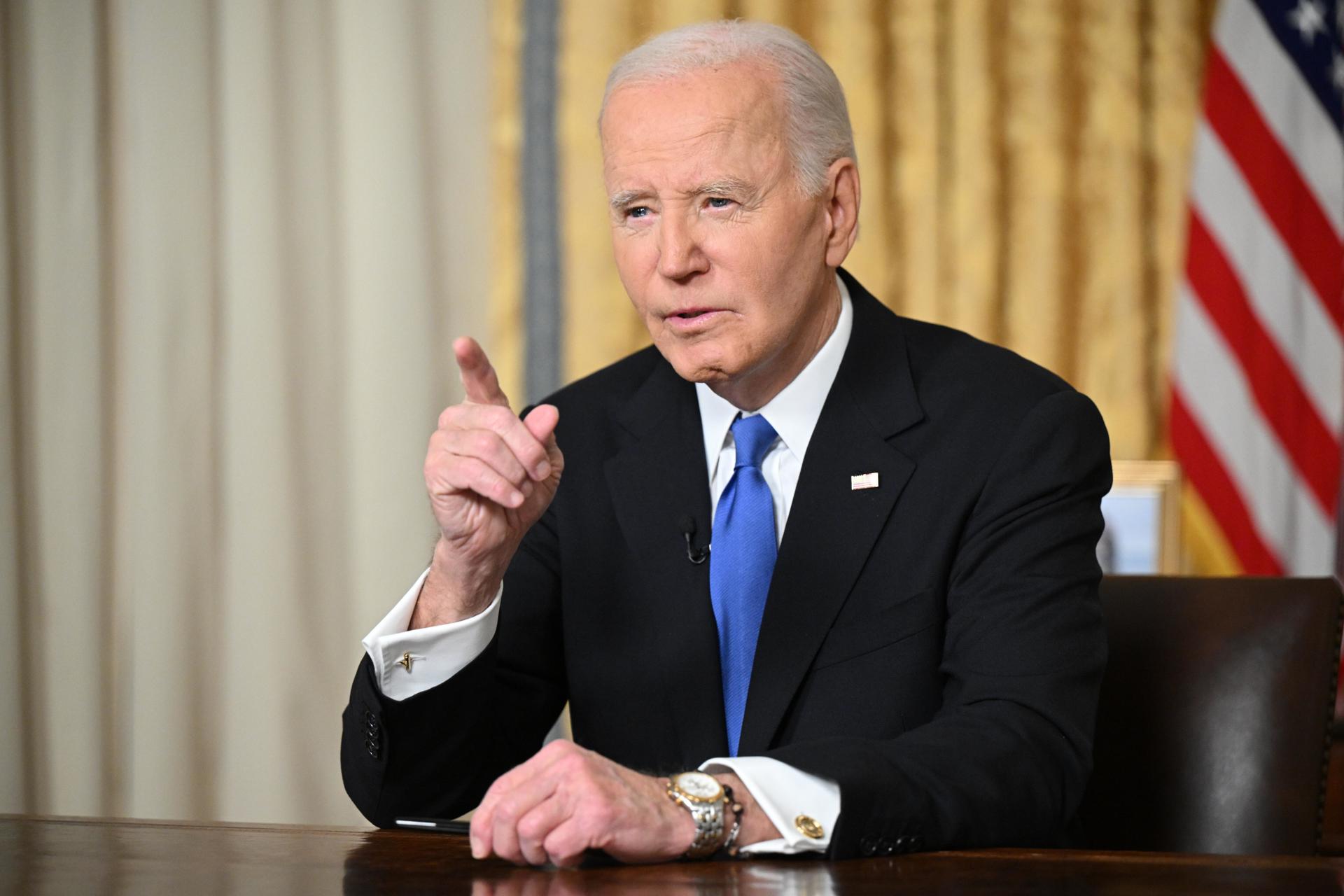 El presidente de EE.UU., Joe Biden, pronuncia su discurso de despedida en la Oficina Oval de la Casa Blanca este miércoles, en Washington (Estados Unidos). EFE/EPA/MANDEL NGAN / POOL