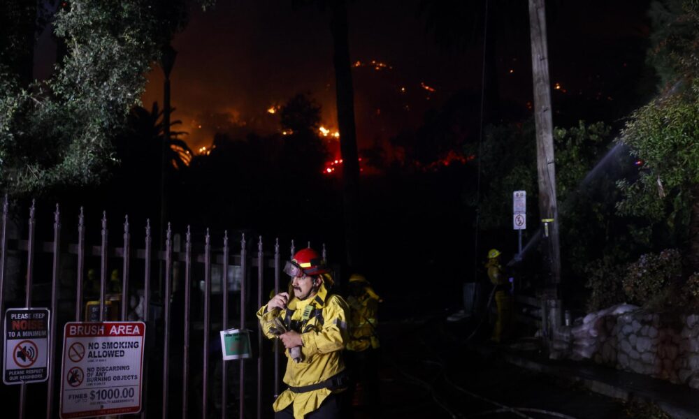 Los bomberos se preparan para combatir un incendio forestal que se desató en Hollywood Hills en Los Ángeles, California, EE. UU., el 8 de enero de 2025.EFE/EPA/Caroline Brehman