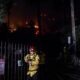 Los bomberos se preparan para combatir un incendio forestal que se desató en Hollywood Hills en Los Ángeles, California, EE. UU., el 8 de enero de 2025.EFE/EPA/Caroline Brehman