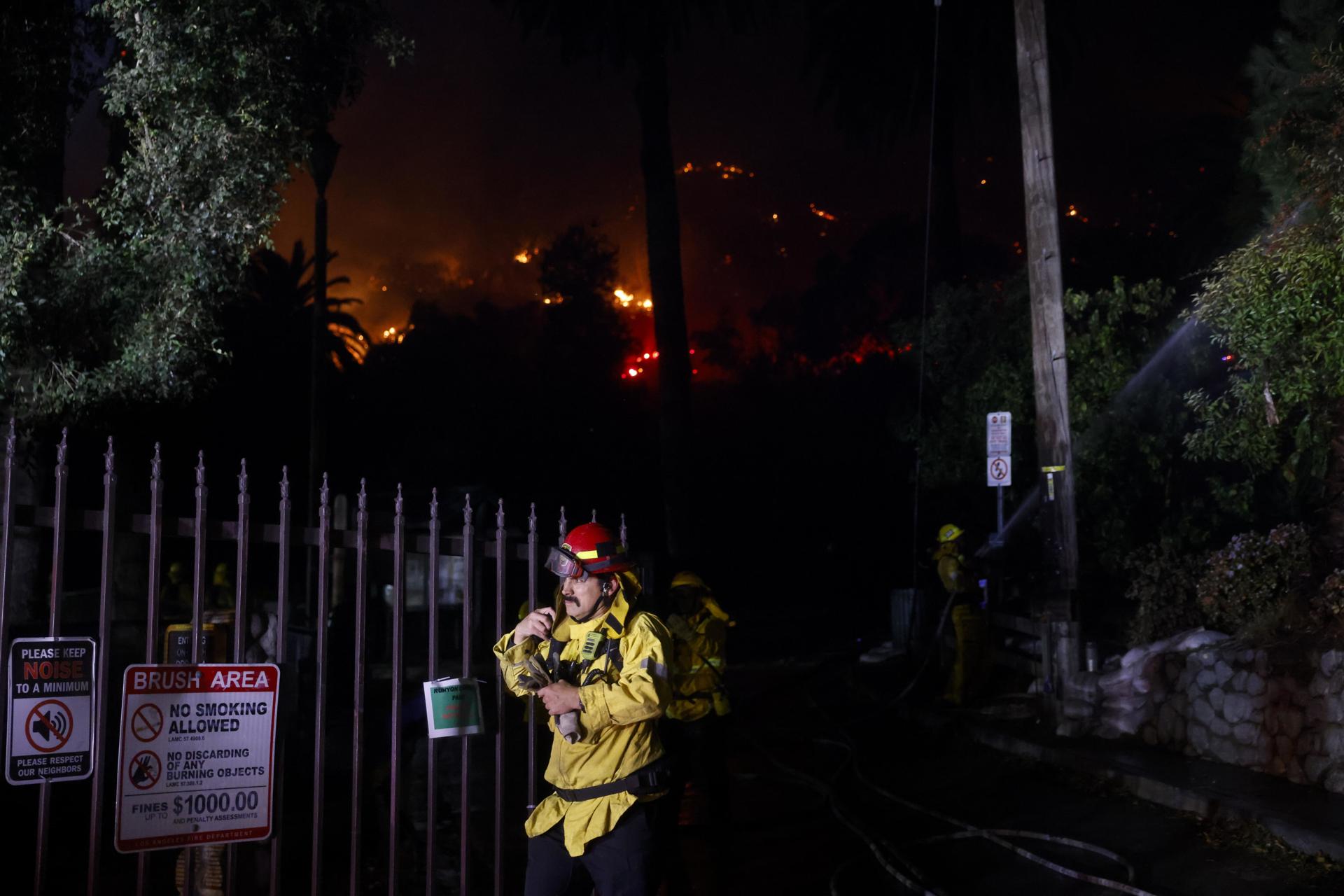 Los bomberos se preparan para combatir un incendio forestal que se desató en Hollywood Hills en Los Ángeles, California, EE. UU., el 8 de enero de 2025.EFE/EPA/Caroline Brehman