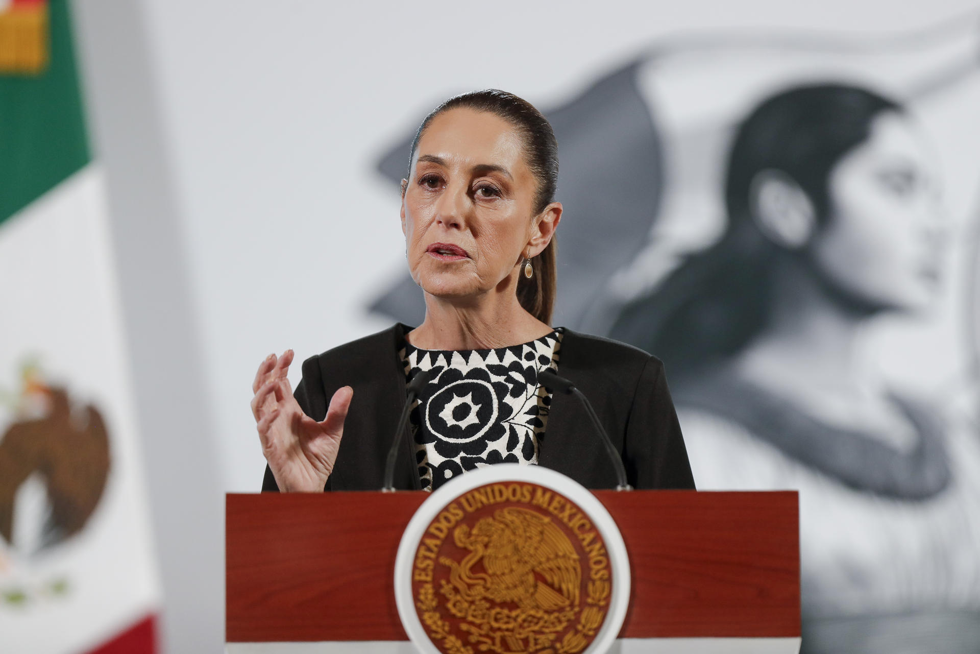 La presidenta de México, Claudia Sheinbaum, habla durante una rueda de prensa este martes, en el Palacio Nacional en Ciudad de México (México). EFE/ Isaac Esquivel