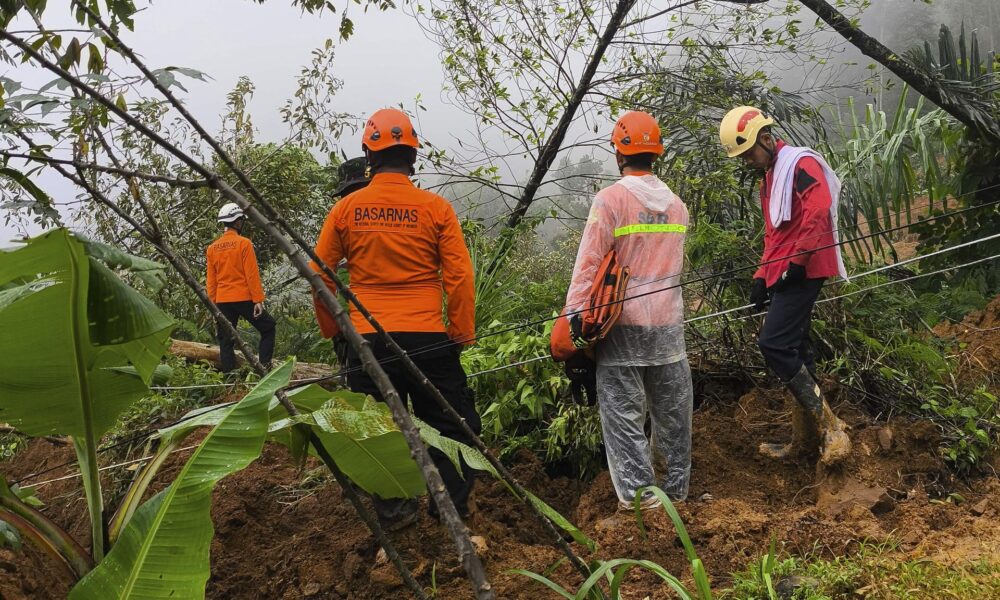 Los equipos de emergencia de Indonesia en una de las zonas de la isla de Java afectada por avalanchas.
EFE/EPA/BASARNAS HANDOUT EDITORIAL USE ONLY/NO SALES