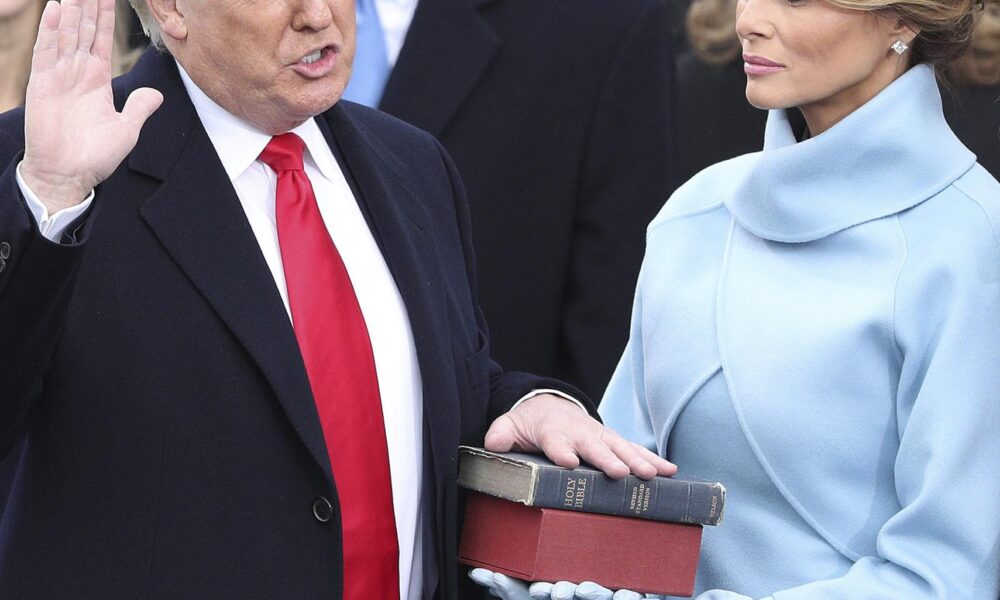 Fotografía de archivo del 20 de enero de 2017 del presidente electo de Estados Unidos, Donald Trump (i), juramentando como presidente número 45 de la historia de Estados Unidos sobre dos Biblias, una de su propiedad y otra que usó Abraham Lincoln en su primera toma de posesión, en el Capitolio, en Washington (Estados Unidos). EFE/JUSTIN LANE