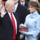 Fotografía de archivo del 20 de enero de 2017 del presidente electo de Estados Unidos, Donald Trump (i), juramentando como presidente número 45 de la historia de Estados Unidos sobre dos Biblias, una de su propiedad y otra que usó Abraham Lincoln en su primera toma de posesión, en el Capitolio, en Washington (Estados Unidos). EFE/JUSTIN LANE