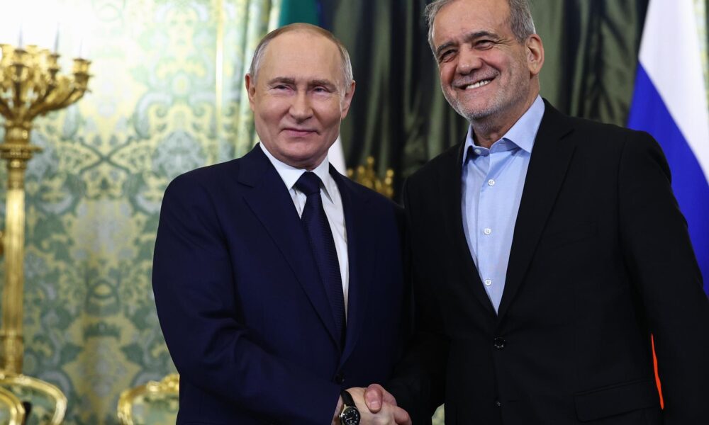 El presidente ruso Vladimir Putin (I) y el presidente iraní Masoud Pezeshkian (D) se estrechan la mano durante su reunión en Moscú, Rusia, el 17 de enero de 2025. El presidente iraní está en una visita oficial a Moscú, donde se espera que mantenga conversaciones con su homólogo ruso Putin y firme un acuerdo sobre asociación estratégica integral. (Rusia, Moscú) EFE/EPA/EVGENIA NOVOZHENINA / POOL