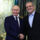 El presidente ruso Vladimir Putin (I) y el presidente iraní Masoud Pezeshkian (D) se estrechan la mano durante su reunión en Moscú, Rusia, el 17 de enero de 2025. El presidente iraní está en una visita oficial a Moscú, donde se espera que mantenga conversaciones con su homólogo ruso Putin y firme un acuerdo sobre asociación estratégica integral. (Rusia, Moscú) EFE/EPA/EVGENIA NOVOZHENINA / POOL