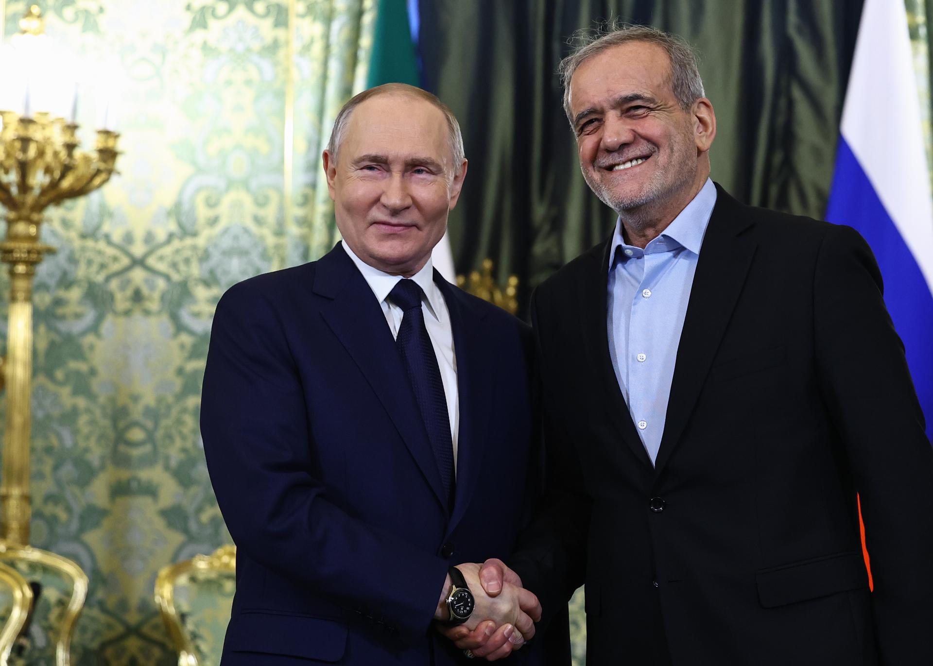 El presidente ruso Vladimir Putin (I) y el presidente iraní Masoud Pezeshkian (D) se estrechan la mano durante su reunión en Moscú, Rusia, el 17 de enero de 2025. El presidente iraní está en una visita oficial a Moscú, donde se espera que mantenga conversaciones con su homólogo ruso Putin y firme un acuerdo sobre asociación estratégica integral. (Rusia, Moscú) EFE/EPA/EVGENIA NOVOZHENINA / POOL