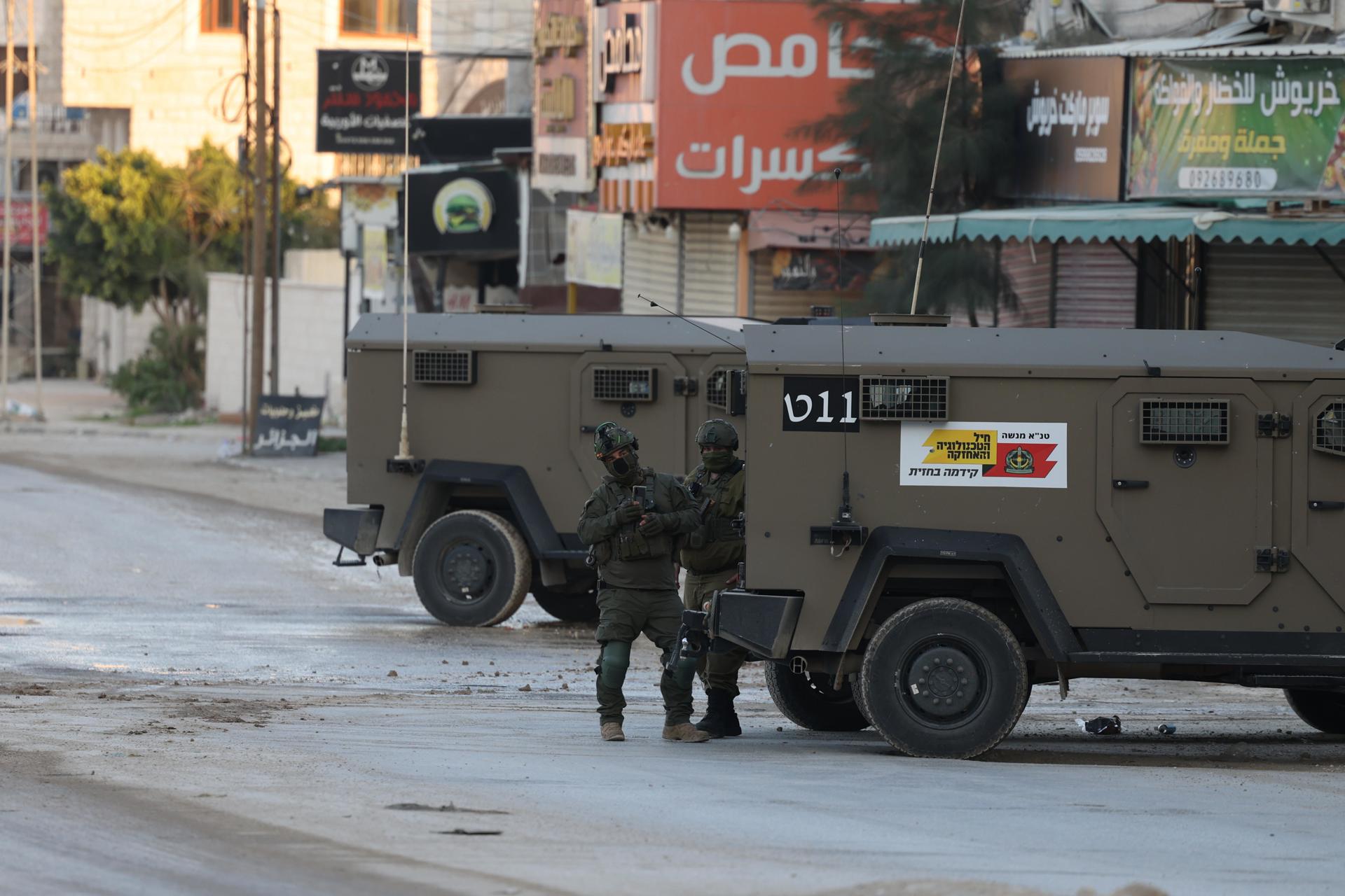 Soldados israelíes durante una incursión militar israelí en el campo de refugiados de Tulkarem, en Cisjordania, el 8 de enero de 2025. EFE/EPA/ALAA BADARNEH