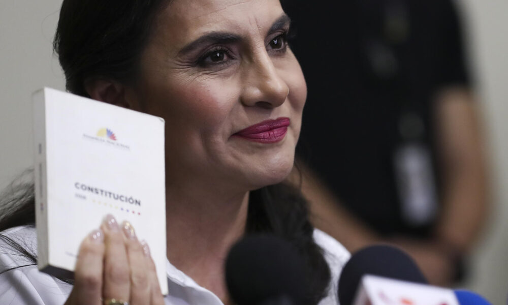 Fotografía de archivo de la vicepresidenta de Ecuador Verónica Abad en una rueda de prensa sosteniendo la Constitución Política de Ecuador en Quito (Ecuador). EFE/ José Jácome