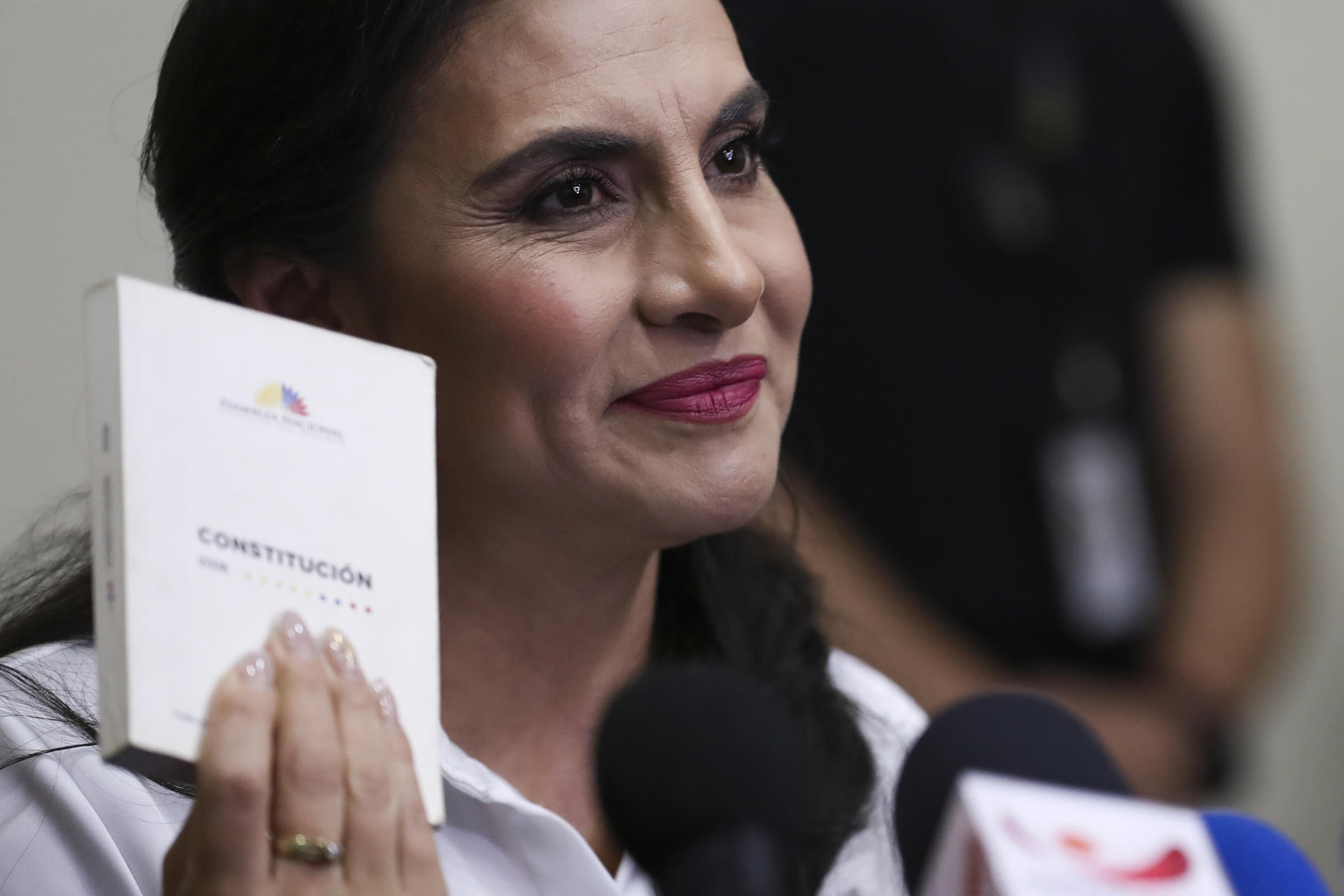 Fotografía de archivo de la vicepresidenta de Ecuador Verónica Abad en una rueda de prensa sosteniendo la Constitución Política de Ecuador en Quito (Ecuador). EFE/ José Jácome