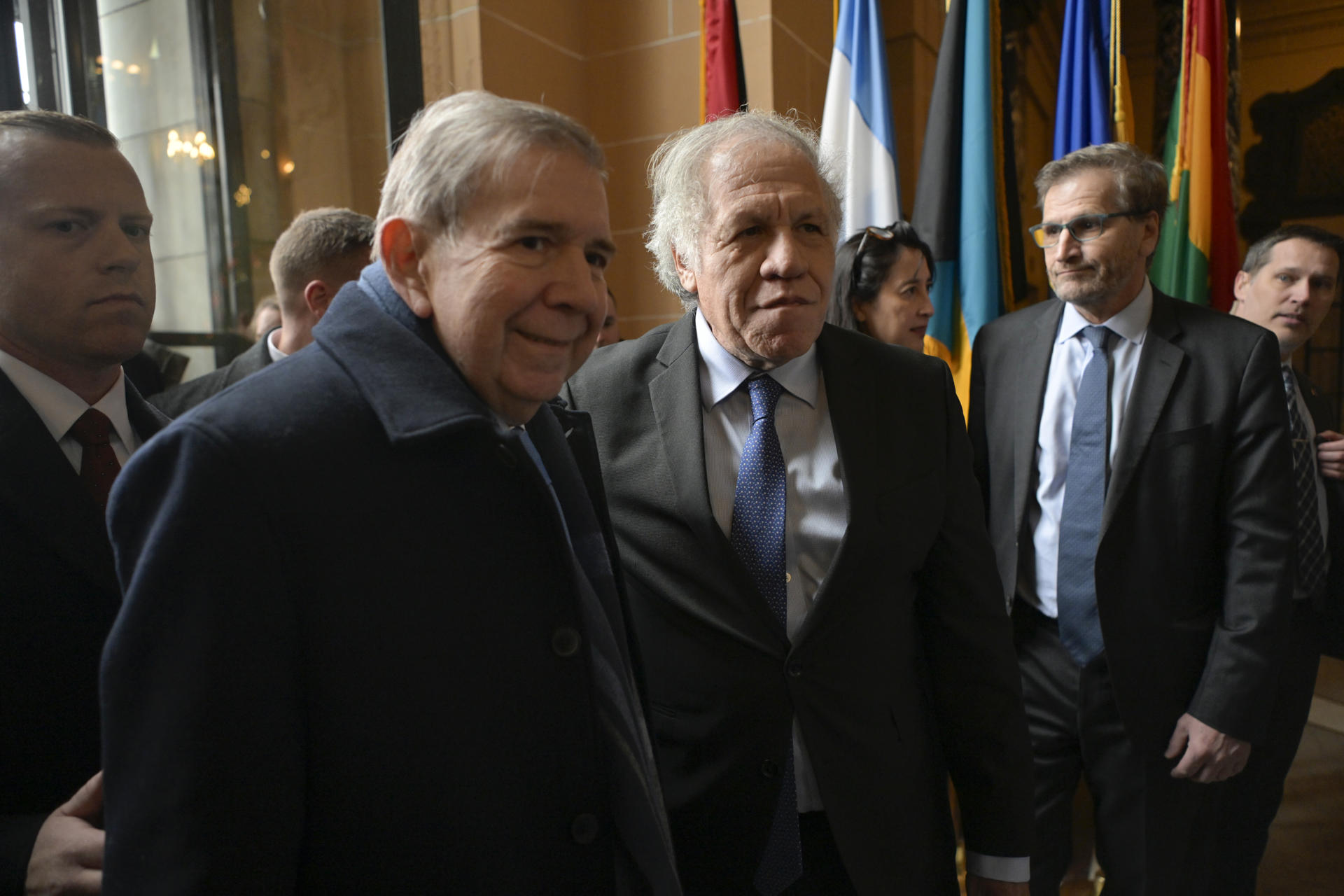 El secretario de la OEA, Luis Almagro (c), recibió al líder opositor venezolano Edmundo Gonzalez Urrutia en el edificio principal de la organización en Washington DC (EE.UU.). EFE/ Lenin Nolly