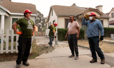 Jornaleros indocumentados participan en una jornada de remoción de árboles caídos, este miércoles en Pasadena (Estados Unidos). EFE/ Ana Milena Varón