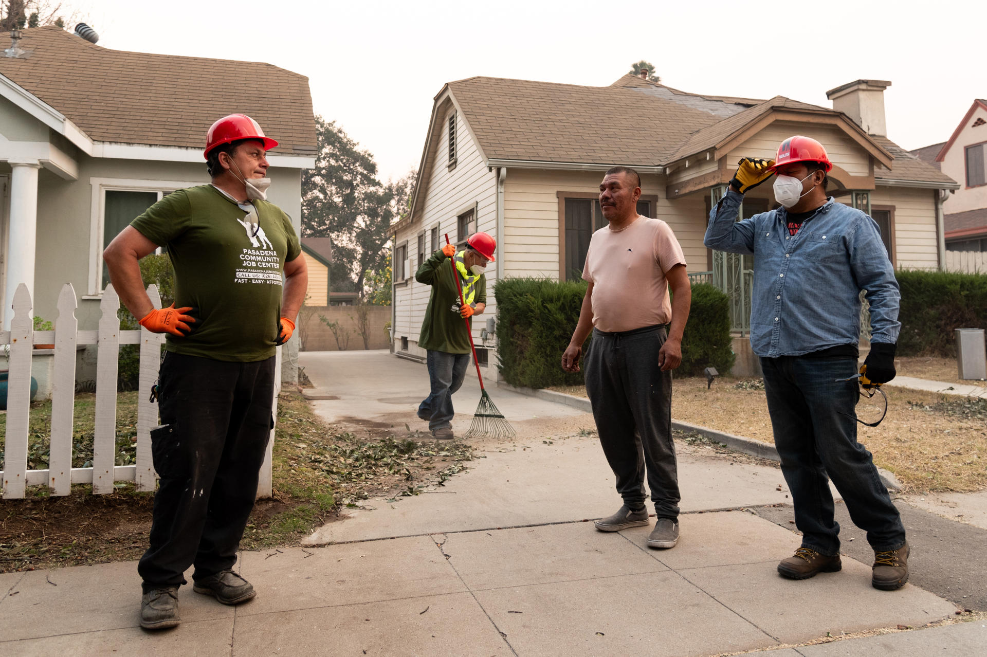 Jornaleros indocumentados participan en una jornada de remoción de árboles caídos, este miércoles en Pasadena (Estados Unidos). EFE/ Ana Milena Varón