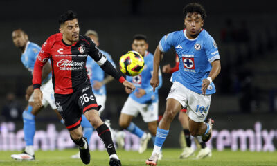 Amaury Morales (d) de Cruz Azul disputa un balón con Aldo Rocha de Atlas. EFE/Sáshenka Gutiérrez