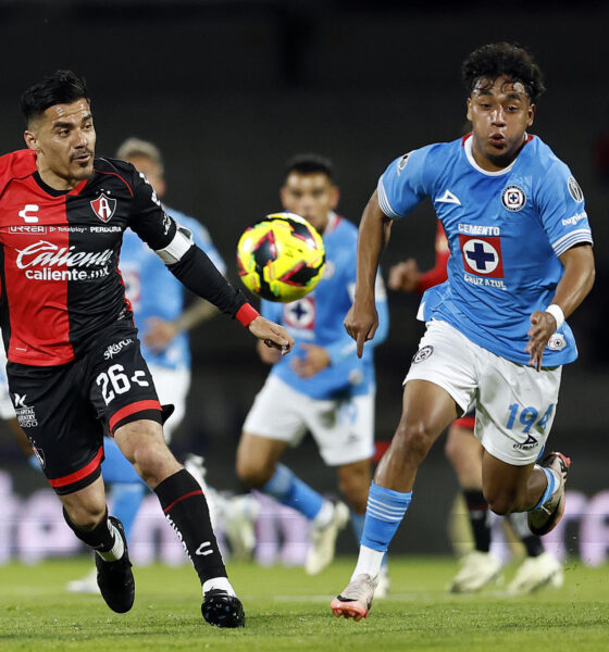 Amaury Morales (d) de Cruz Azul disputa un balón con Aldo Rocha de Atlas. EFE/Sáshenka Gutiérrez