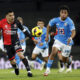 Amaury Morales (d) de Cruz Azul disputa un balón con Aldo Rocha de Atlas. EFE/Sáshenka Gutiérrez