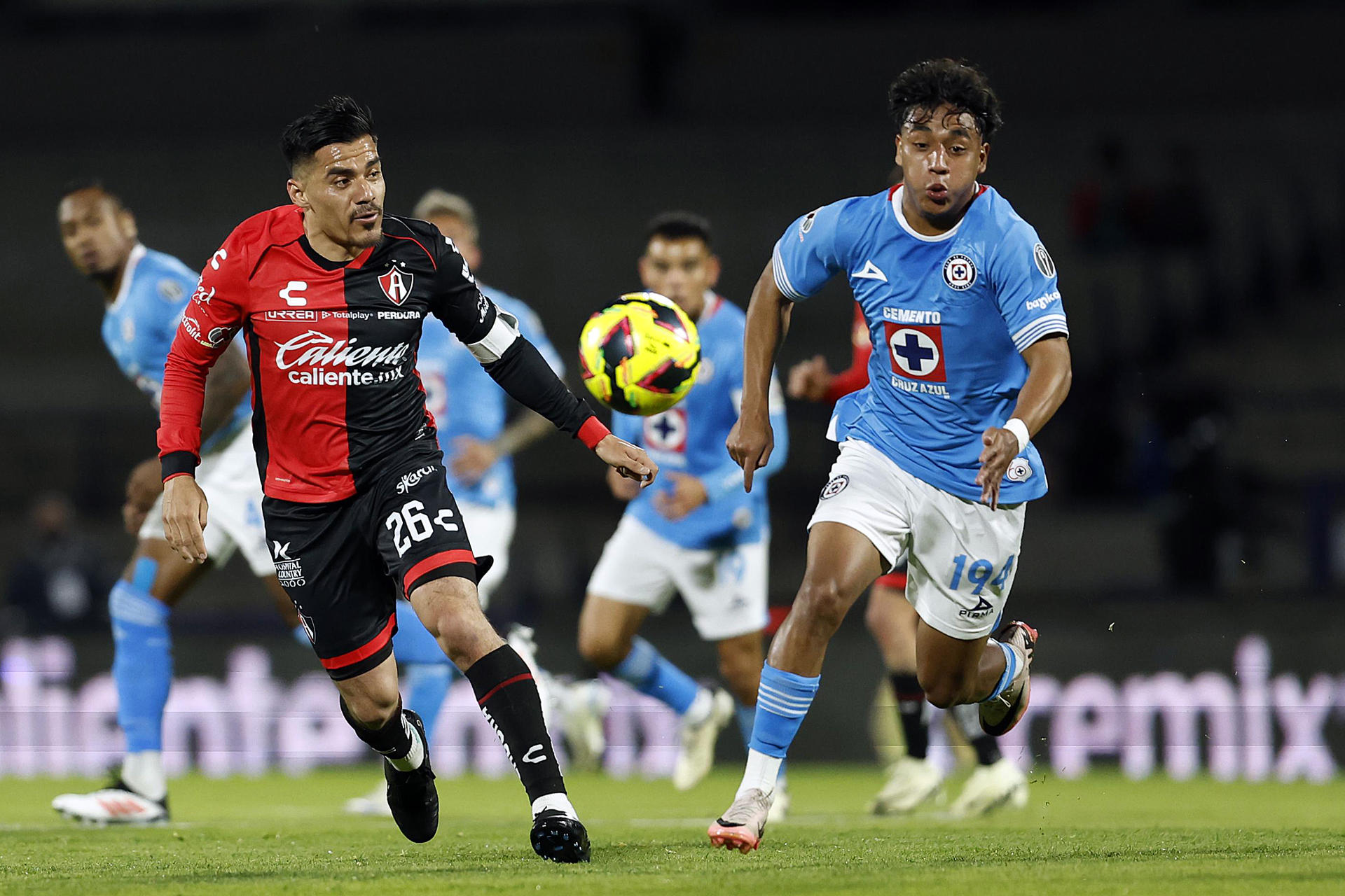 Amaury Morales (d) de Cruz Azul disputa un balón con Aldo Rocha de Atlas. EFE/Sáshenka Gutiérrez