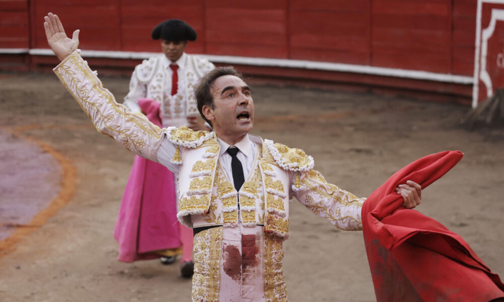 El torero español, Enrique Ponce saluda al publico luego de lidiar el toro Anadis de 462 kg de la ganadería Ernesto Gutiérrez, al que le cortó dos orejas, este sábado durante una corrida correspondiente a la temporada taurina 70 de la Feria de Manizales, en la plaza de toros de Manizales (Colombia). EFE/ Jhon Jairo Bonilla