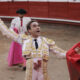 El torero español, Enrique Ponce saluda al publico luego de lidiar el toro Anadis de 462 kg de la ganadería Ernesto Gutiérrez, al que le cortó dos orejas, este sábado durante una corrida correspondiente a la temporada taurina 70 de la Feria de Manizales, en la plaza de toros de Manizales (Colombia). EFE/ Jhon Jairo Bonilla