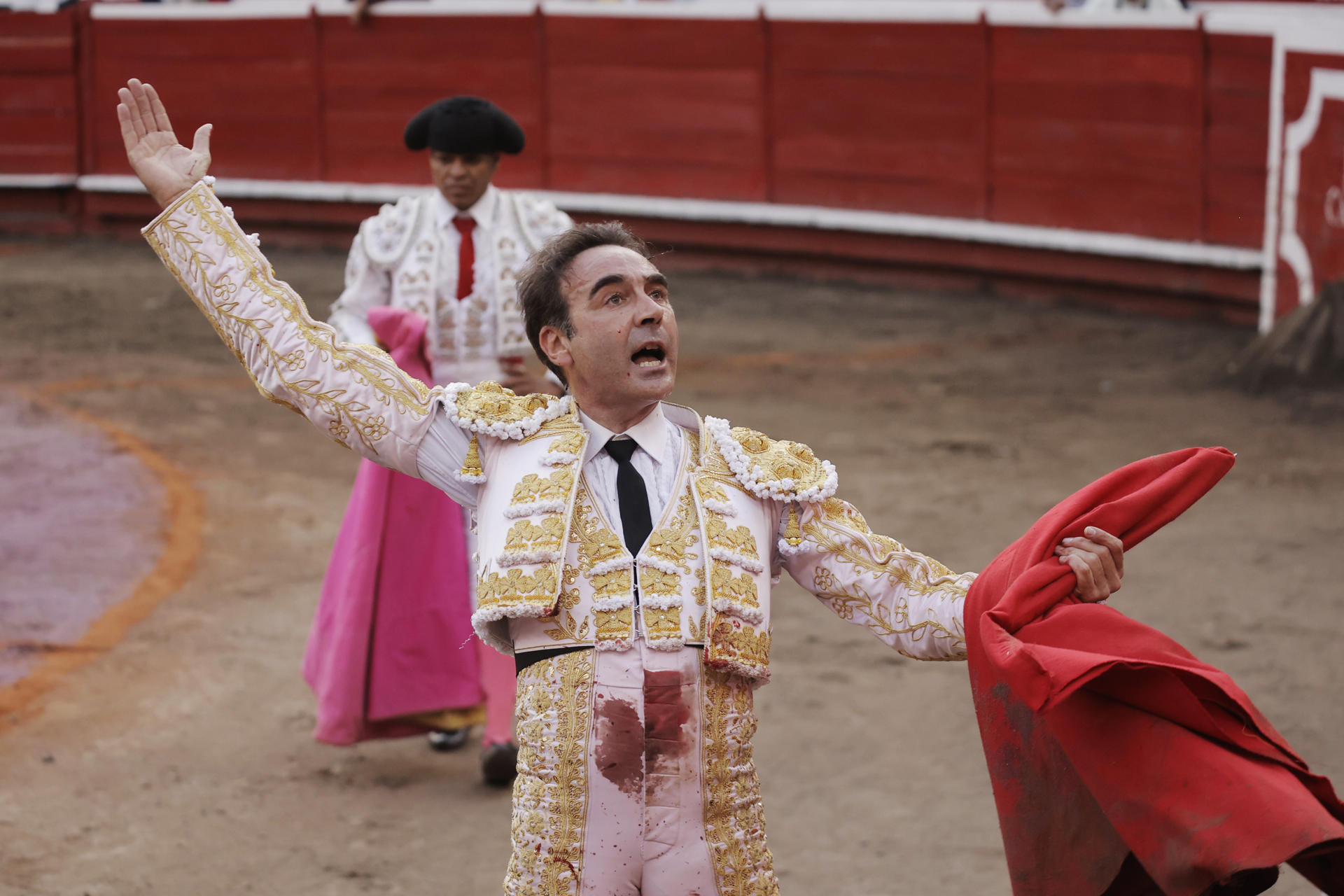 El torero español, Enrique Ponce saluda al publico luego de lidiar el toro Anadis de 462 kg de la ganadería Ernesto Gutiérrez, al que le cortó dos orejas, este sábado durante una corrida correspondiente a la temporada taurina 70 de la Feria de Manizales, en la plaza de toros de Manizales (Colombia). EFE/ Jhon Jairo Bonilla