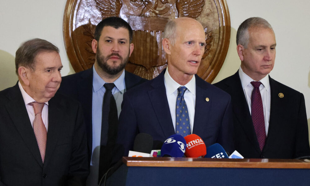 El senador de Florida Rick Scott (c) habla junto al líder opositor venezolano Edmundo González Urrutia (i) tras una reunión con senadores estadounidenses este martes, en el Congreso en Washington (EE.UU.). EFE/ Octavio Guzmán