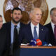 El senador de Florida Rick Scott (c) habla junto al líder opositor venezolano Edmundo González Urrutia (i) tras una reunión con senadores estadounidenses este martes, en el Congreso en Washington (EE.UU.). EFE/ Octavio Guzmán