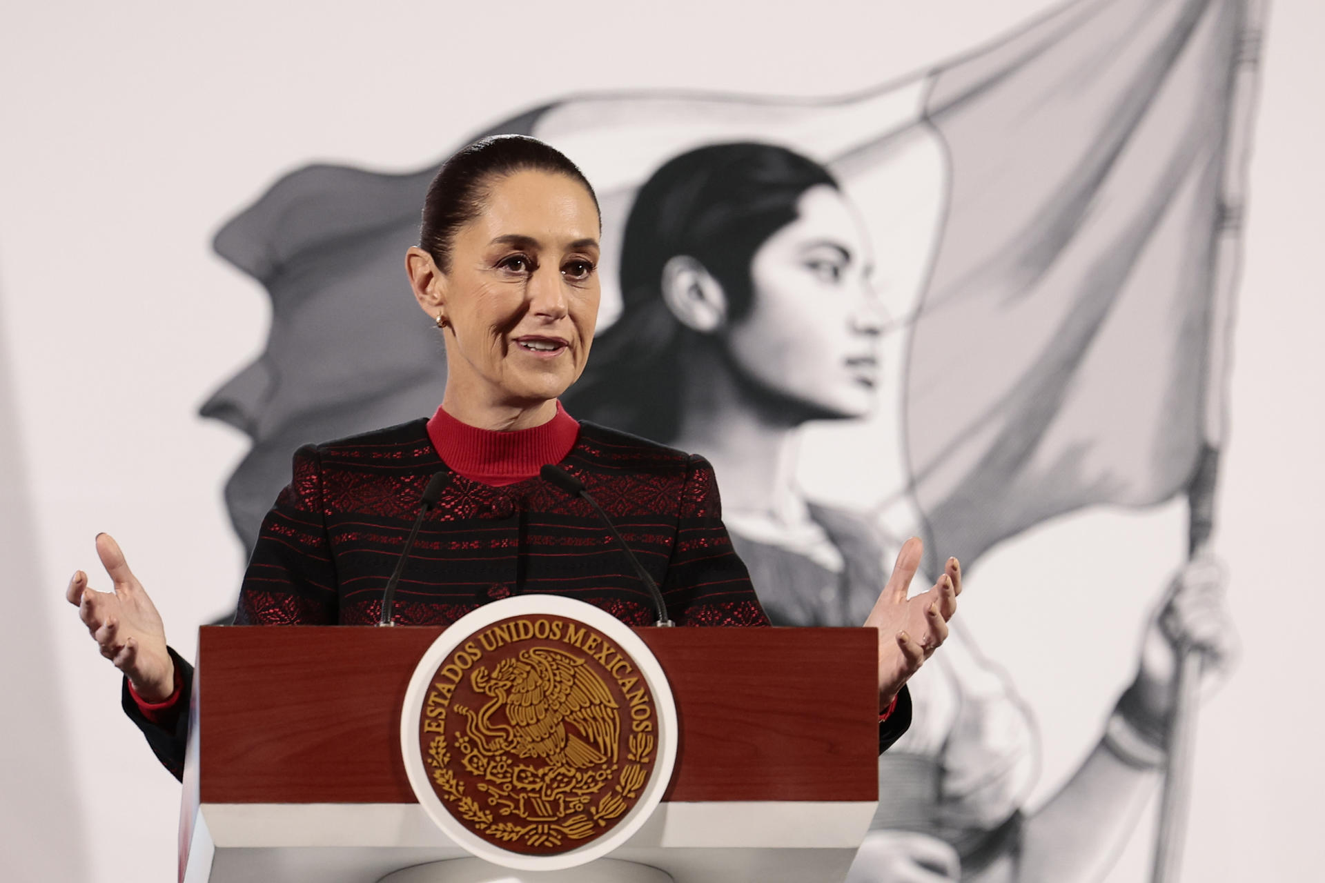 La presidenta de México, Claudia Sheinbaum, habla durante su conferencia de prensa matutina este miércoles, en el Palacio Nacional en la Ciudad de México (México). EFE/ José Méndez