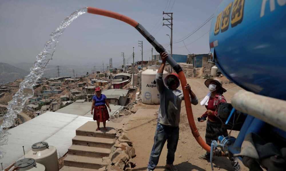 Fotografía de archivo del 3 de febrero de 2021, de un camión cisterna con agua, en el distrito de Villa María del Triunfo, en Lima (Perú). Un proyecto minero peruano amenaza el derecho al agua de los 12 millones de personas que viven en Lima y el Callao, al estar ubicado en el corazón de lagunas de la sierra andina que abastecen a la capital, y un juez decidirá el miércoles si puede operar o lo anula, advirtieron expertos este martes. EFE/ Paolo Aguilar ARCHIVO