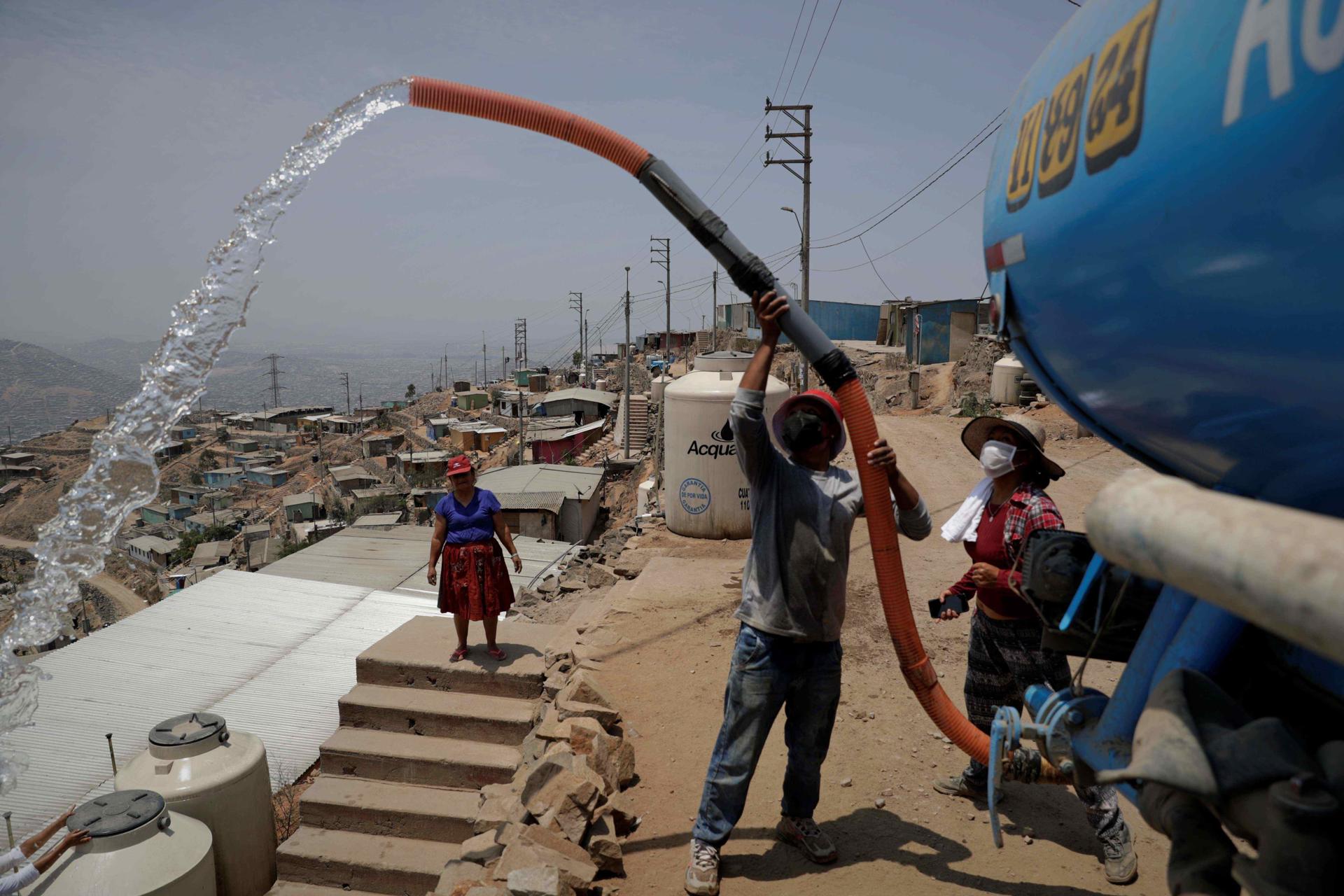 Fotografía de archivo del 3 de febrero de 2021, de un camión cisterna con agua, en el distrito de Villa María del Triunfo, en Lima (Perú). Un proyecto minero peruano amenaza el derecho al agua de los 12 millones de personas que viven en Lima y el Callao, al estar ubicado en el corazón de lagunas de la sierra andina que abastecen a la capital, y un juez decidirá el miércoles si puede operar o lo anula, advirtieron expertos este martes. EFE/ Paolo Aguilar ARCHIVO