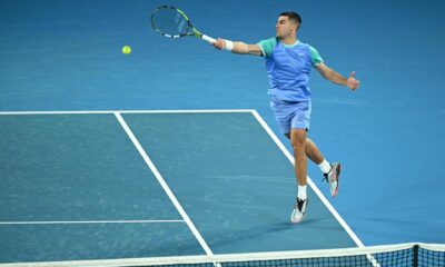 El español Carlos Alcaraz en acción contra el australiano Alex de Minaur durante un partido benéfico en Melbourne, Australia. EFE/EPA/JAMES ROSS