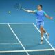 El español Carlos Alcaraz en acción contra el australiano Alex de Minaur durante un partido benéfico en Melbourne, Australia. EFE/EPA/JAMES ROSS