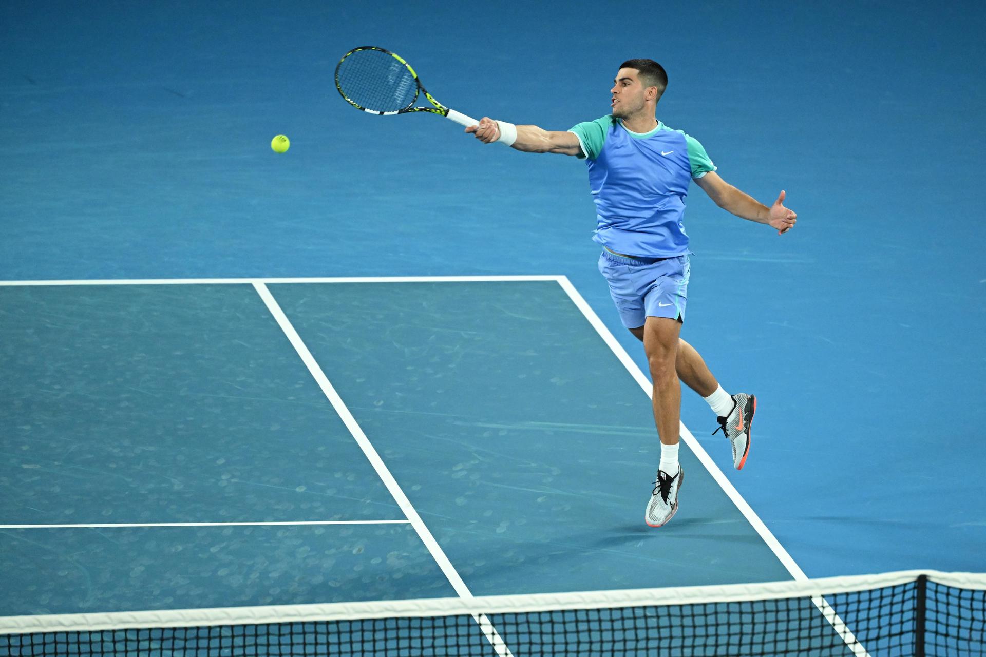 El español Carlos Alcaraz en acción contra el australiano Alex de Minaur durante un partido benéfico en Melbourne, Australia. EFE/EPA/JAMES ROSS