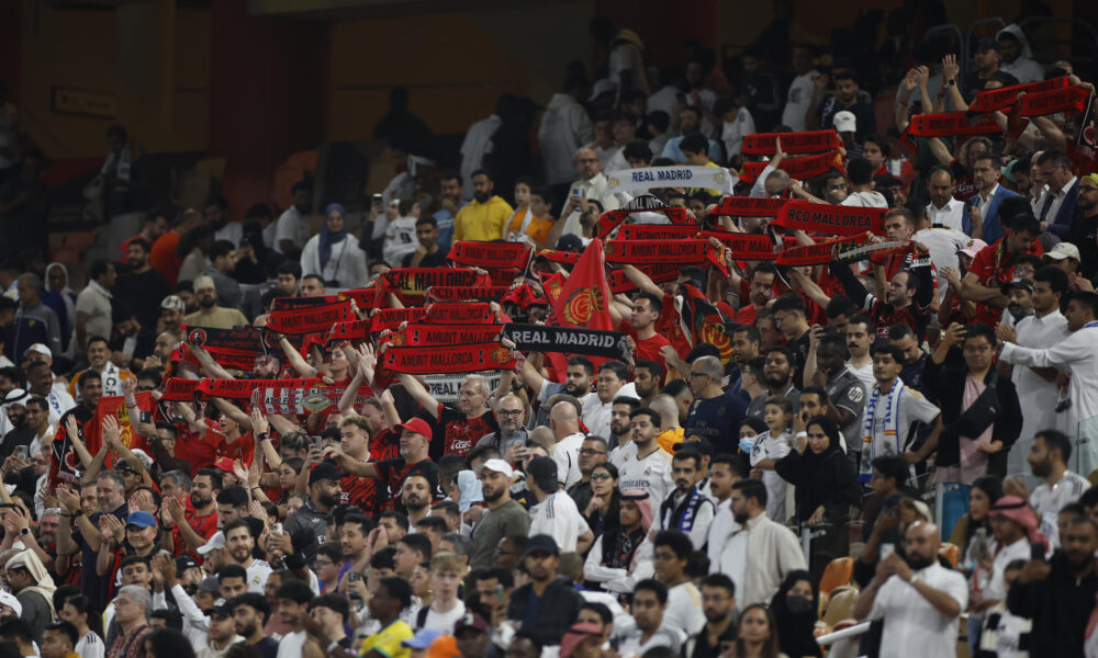 Aficionados del Mallorca en el estadio King Abdullah de Yeda, durante la semifinal de la Supercopa de España que su equipo disputó contra el Real Madrid. EFE/ Alberto Estevez