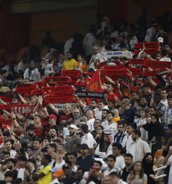 Aficionados del Mallorca en el estadio King Abdullah de Yeda, durante la semifinal de la Supercopa de España que su equipo disputó contra el Real Madrid. EFE/ Alberto Estevez