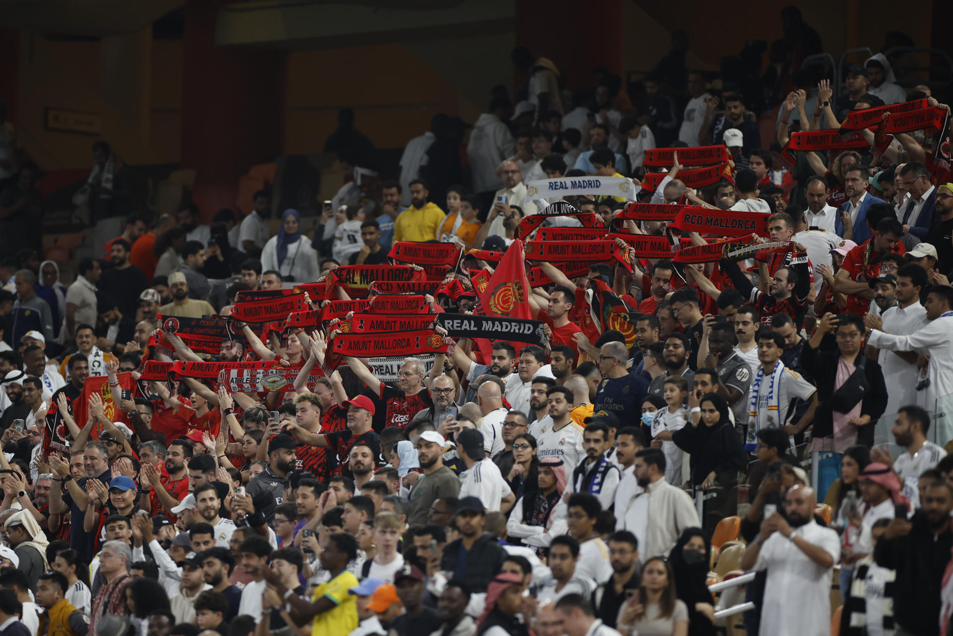 Aficionados del Mallorca en el estadio King Abdullah de Yeda, durante la semifinal de la Supercopa de España que su equipo disputó contra el Real Madrid. EFE/ Alberto Estevez