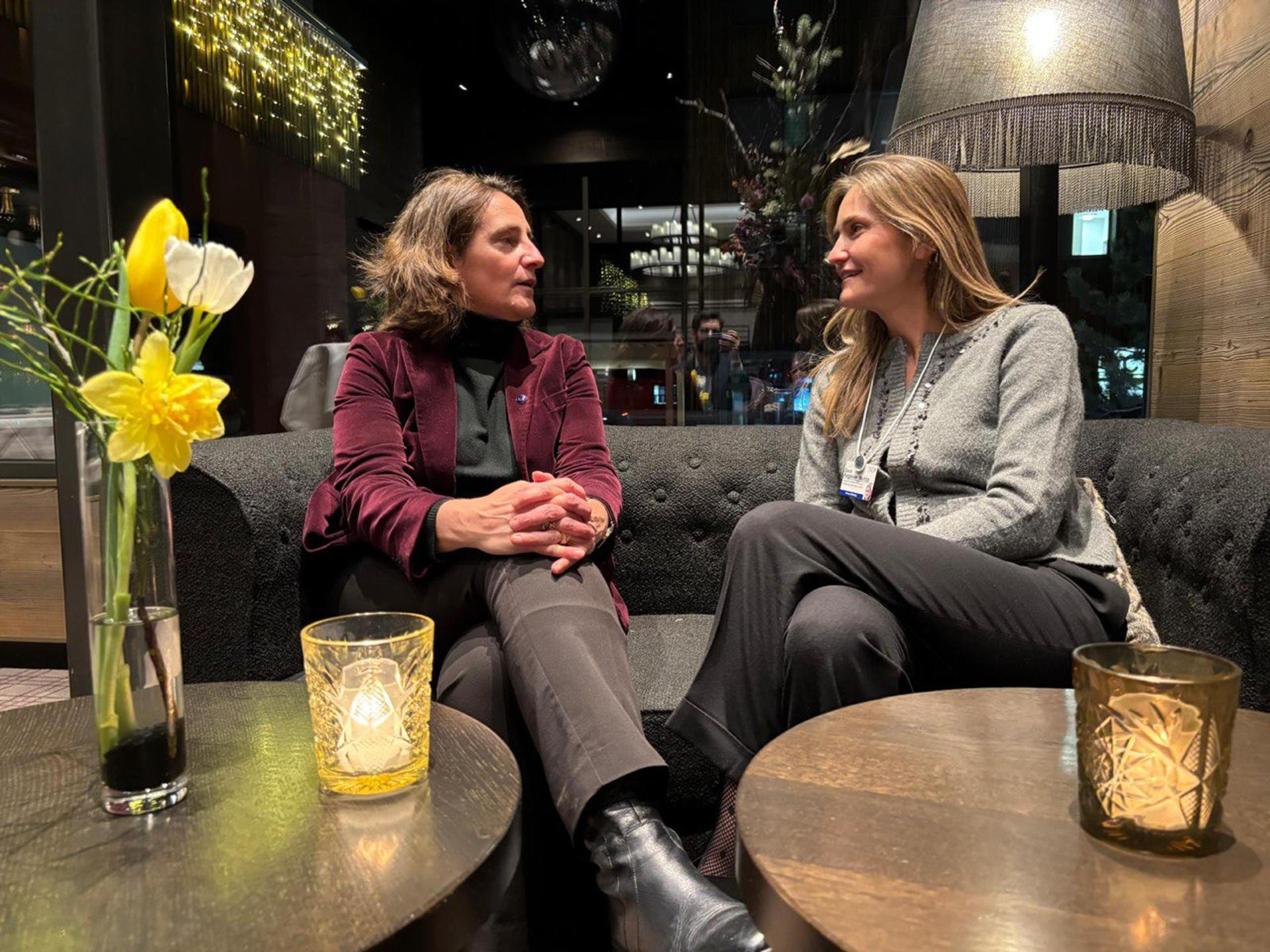 La vicepresidenta tercera y ministra para la Transición Ecológica, Sara Aagesen, y la vicepresidenta y comisaria de Competencia de la Comisión Europea, Teresa Ribera, durante su encuentro este miércoles en el Foro de Davos (Suiza).-EFE/ Ministerio Transición Ecológica ***SOLO USO EDITORIAL/SOLO DISPONIBLE PARA ILUSTRAR LA NOTICIA QUE ACOMPAÑA (CRÉDITO OBLIGATORIO)***