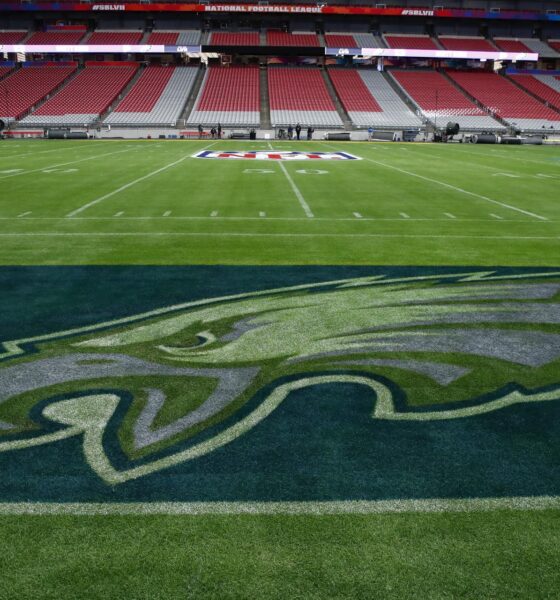 Fotografía de archivo en la que se registró una vista parcial del interior del estadio State Farm de Glendale (Arizona, EE.UU.), donde se disputará el partido de comodines entre Los Angeles Rams y los Minnesota Vikings, que no podra disputarse en el SoFi Stadium de Inglewood (California) por efecto de los fuerte incendios forestales que afectan este estado. EFE/Caroline Brehman