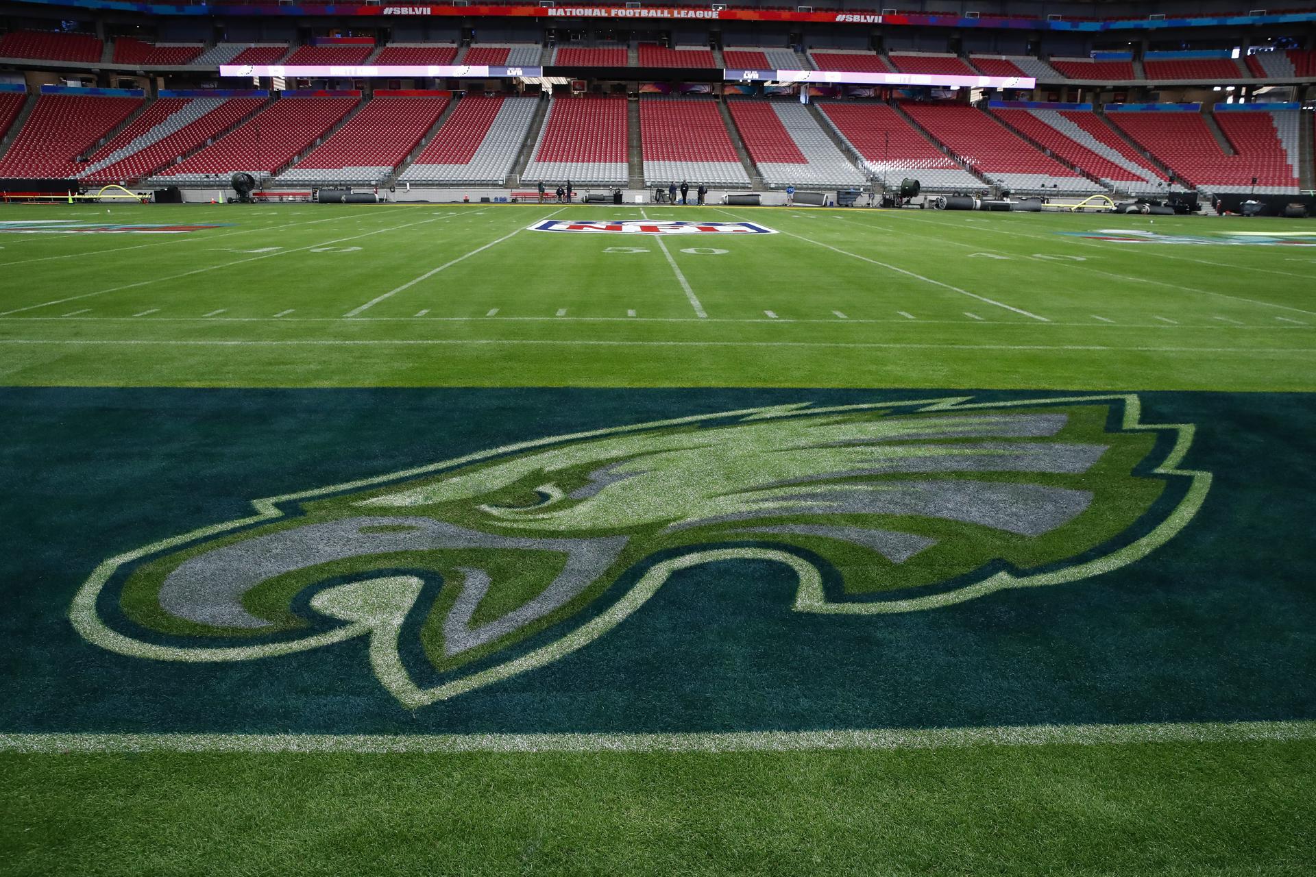 Fotografía de archivo en la que se registró una vista parcial del interior del estadio State Farm de Glendale (Arizona, EE.UU.), donde se disputará el partido de comodines entre Los Angeles Rams y los Minnesota Vikings, que no podra disputarse en el SoFi Stadium de Inglewood (California) por efecto de los fuerte incendios forestales que afectan este estado. EFE/Caroline Brehman