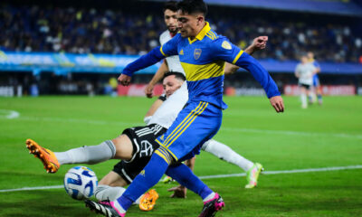 Fotografía de archivo en la que se registro al atacante argentino Luca Langoni (d), al actuar para Boca Juniors y actual extremo del New England Revolution de la MLS. EFE/Luciano González