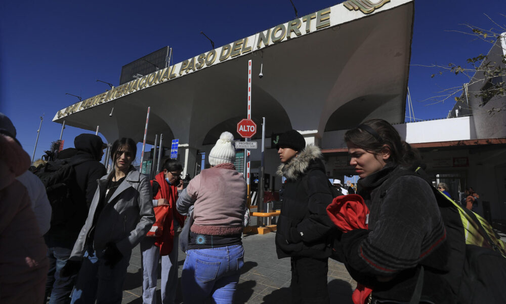 Migrantes permanecen varados en el puente Internacional Paso del Norte, este lunes en Ciudad Juárez (México). EFE/ Luis Torres