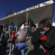 Migrantes permanecen varados en el puente Internacional Paso del Norte, este lunes en Ciudad Juárez (México). EFE/ Luis Torres